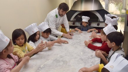 Minik Eller Kendi Ekmeğini Pirişiriyor